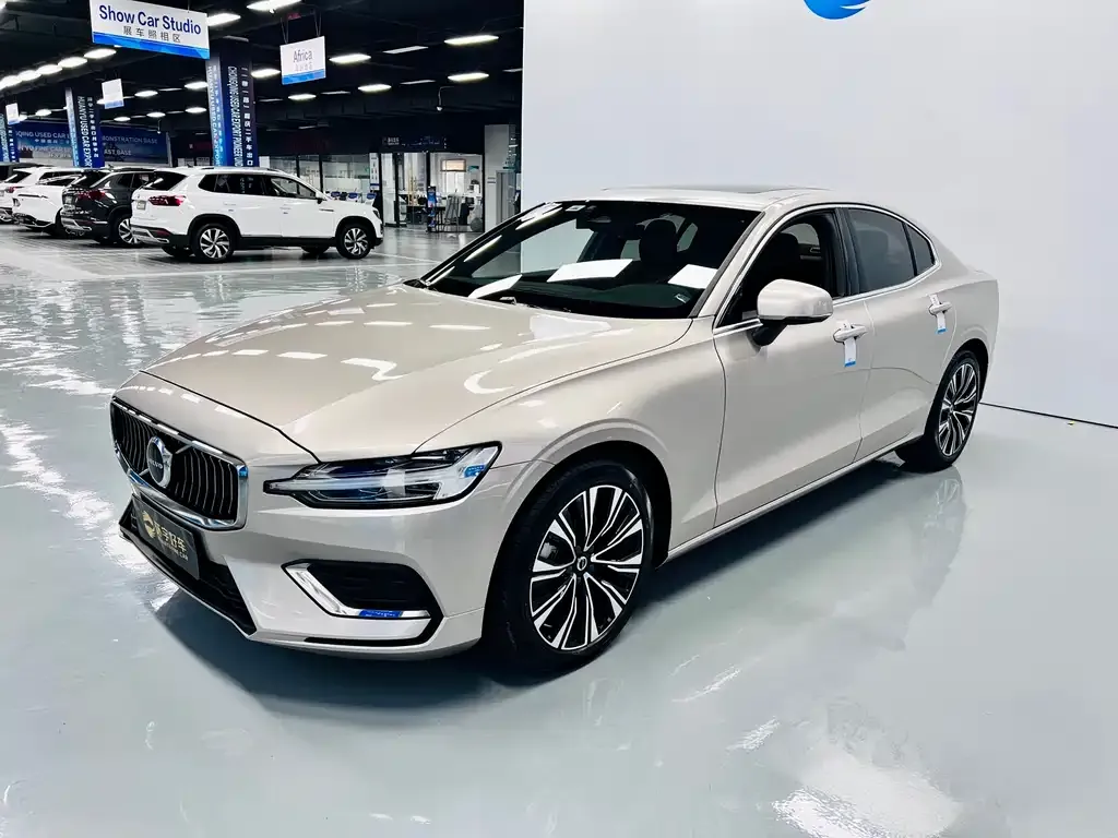 Volvo S60 2023 из CN, фото 1