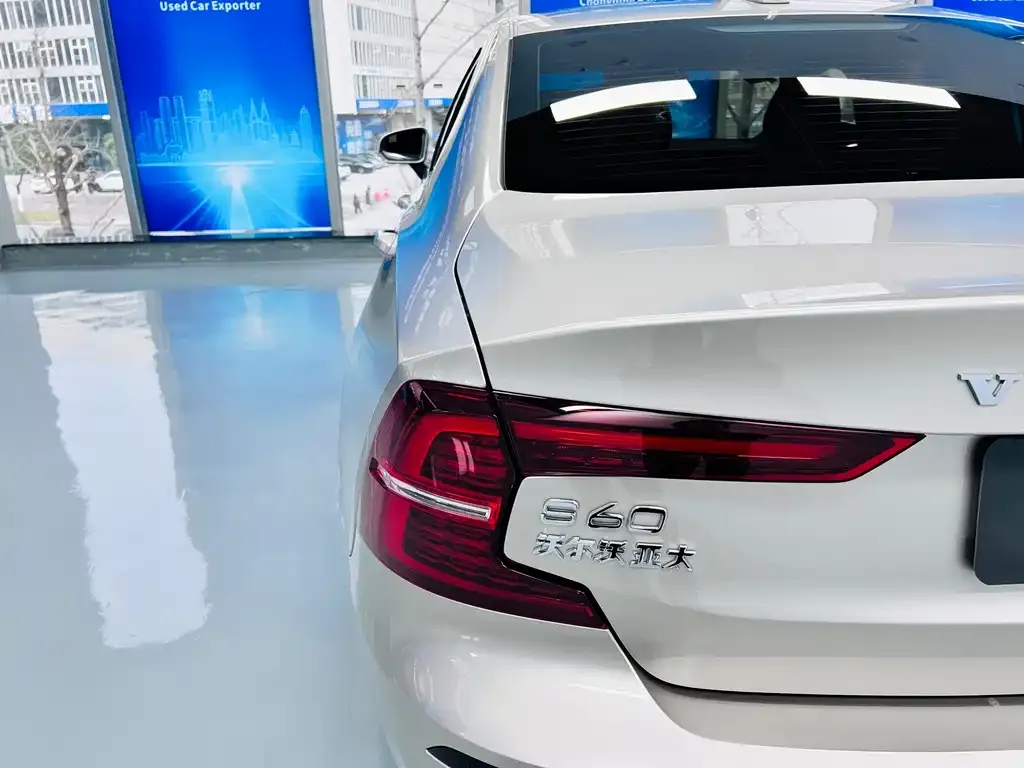 Volvo S60 2023 из CN, фото 2