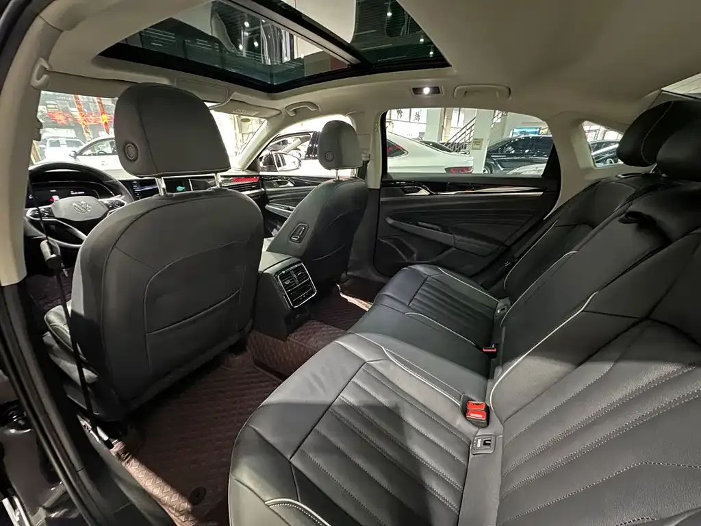 Volkswagen Passat 2023 из CN, фото 2