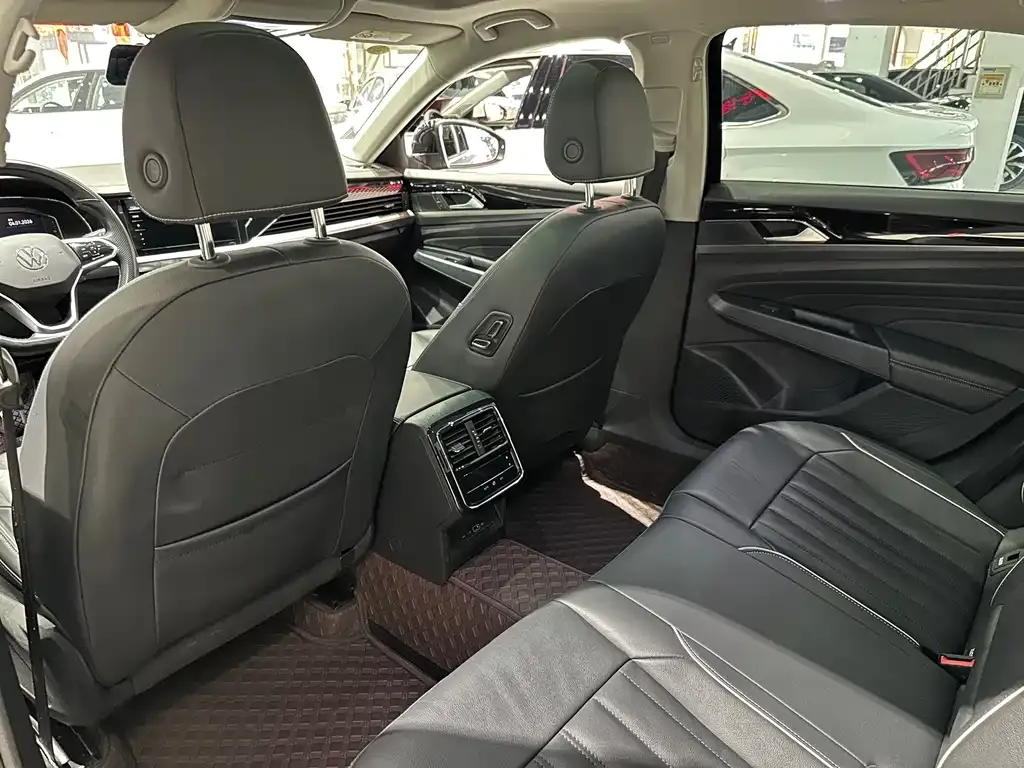 Volkswagen Passat 2023 из CN, фото 8