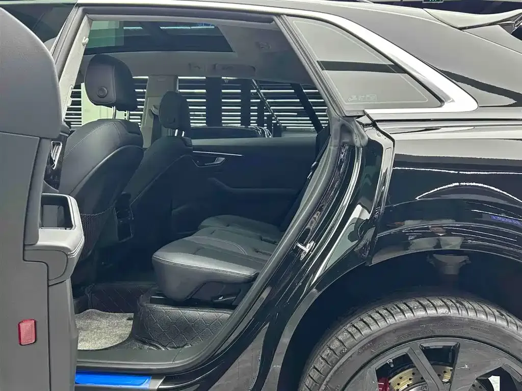 Audi Q8 2025 из CN, фото 8