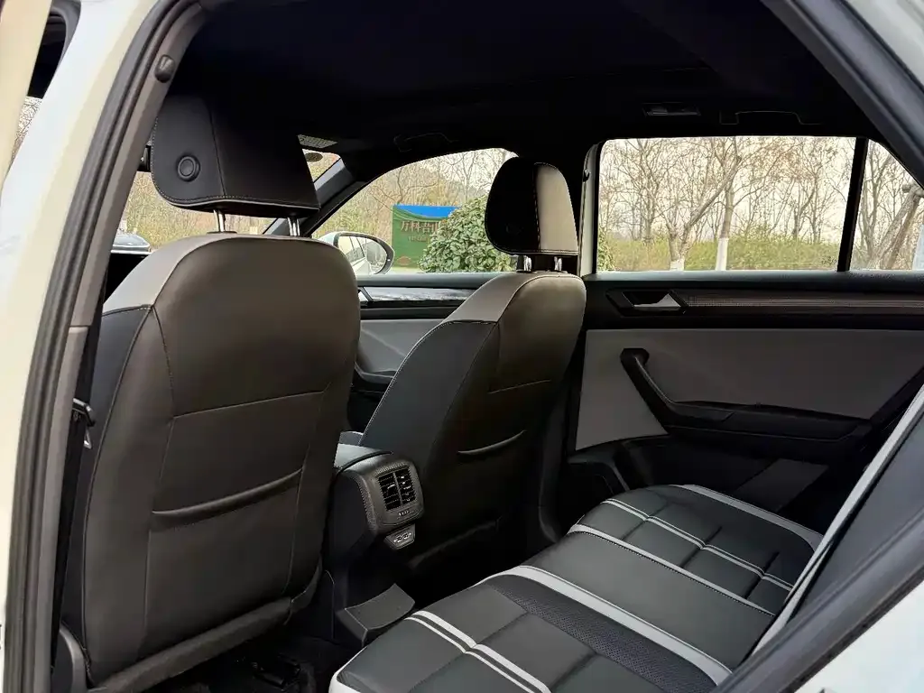 Volkswagen T-Roc 2023 из CN, фото 3