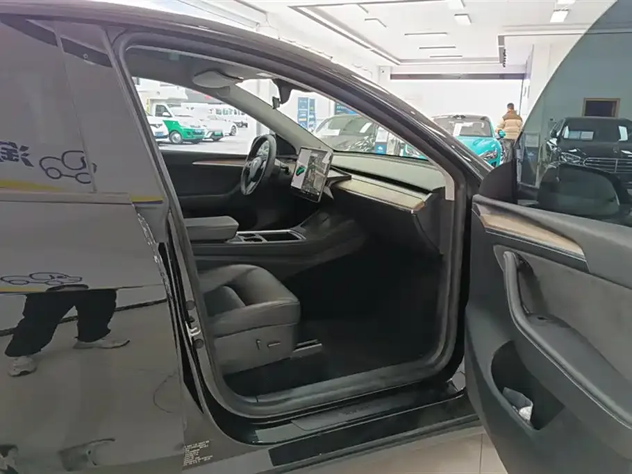 Tesla Model Y — фото 9