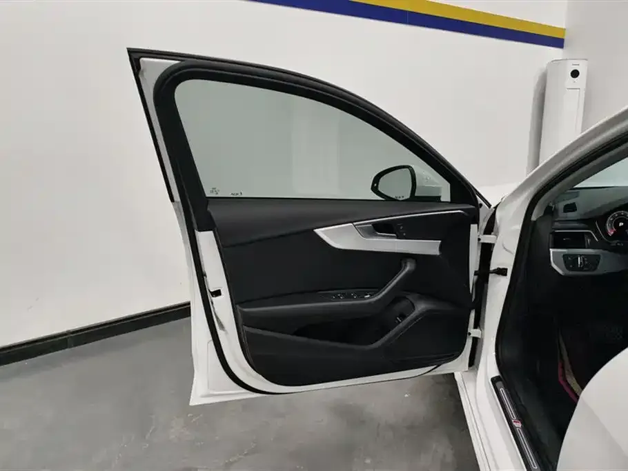 Audi A4L 2021 из CN, фото 9