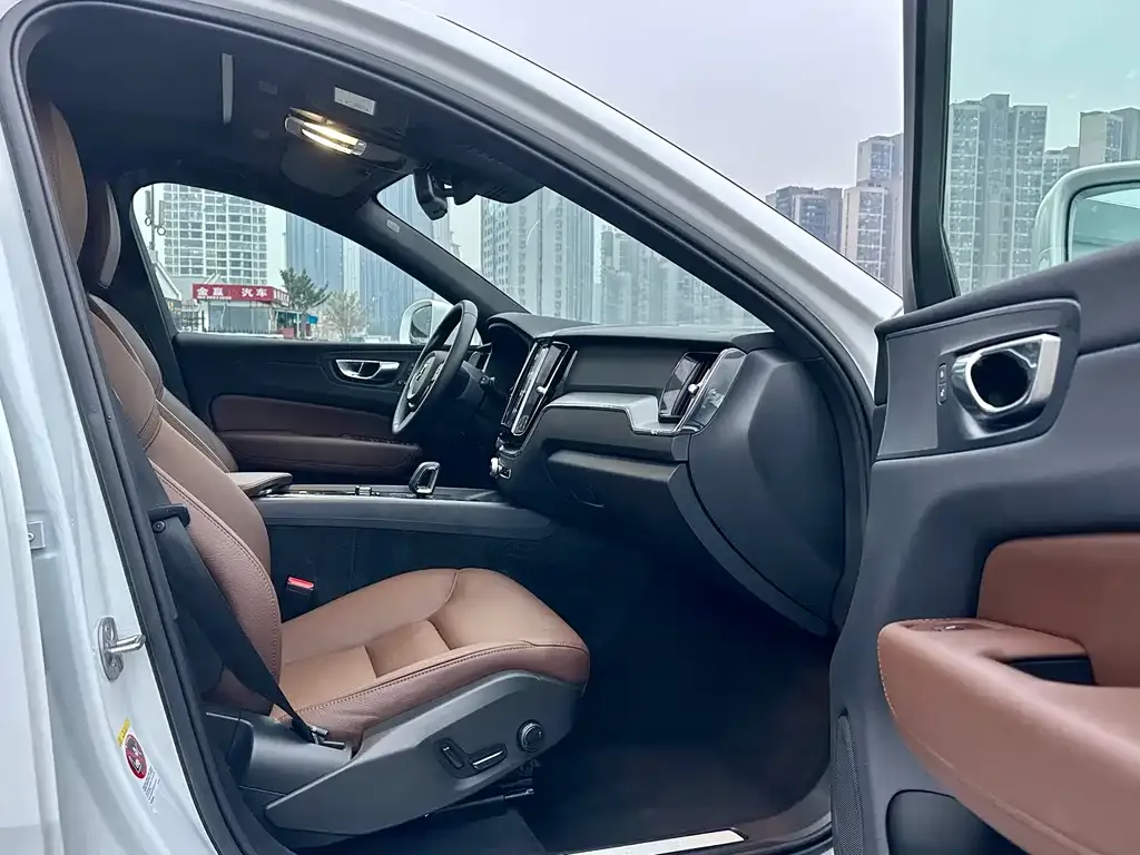 Volvo XC60 2025 из CN, фото 8