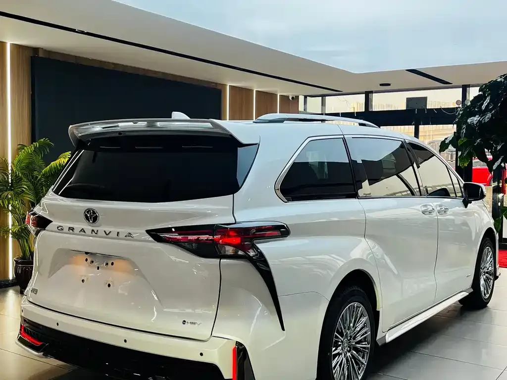 Toyota Granvia 2025 из CN, фото 2