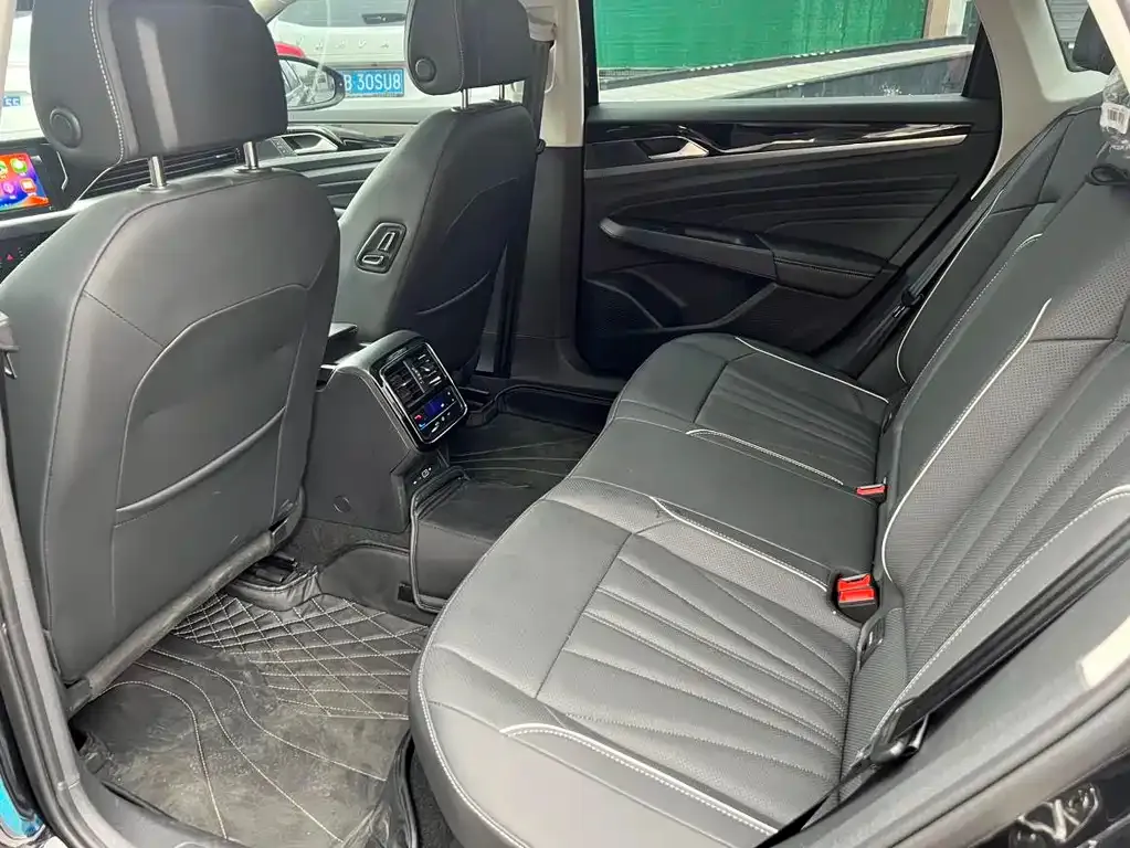 Volkswagen Passat 2023 из CN, фото 10
