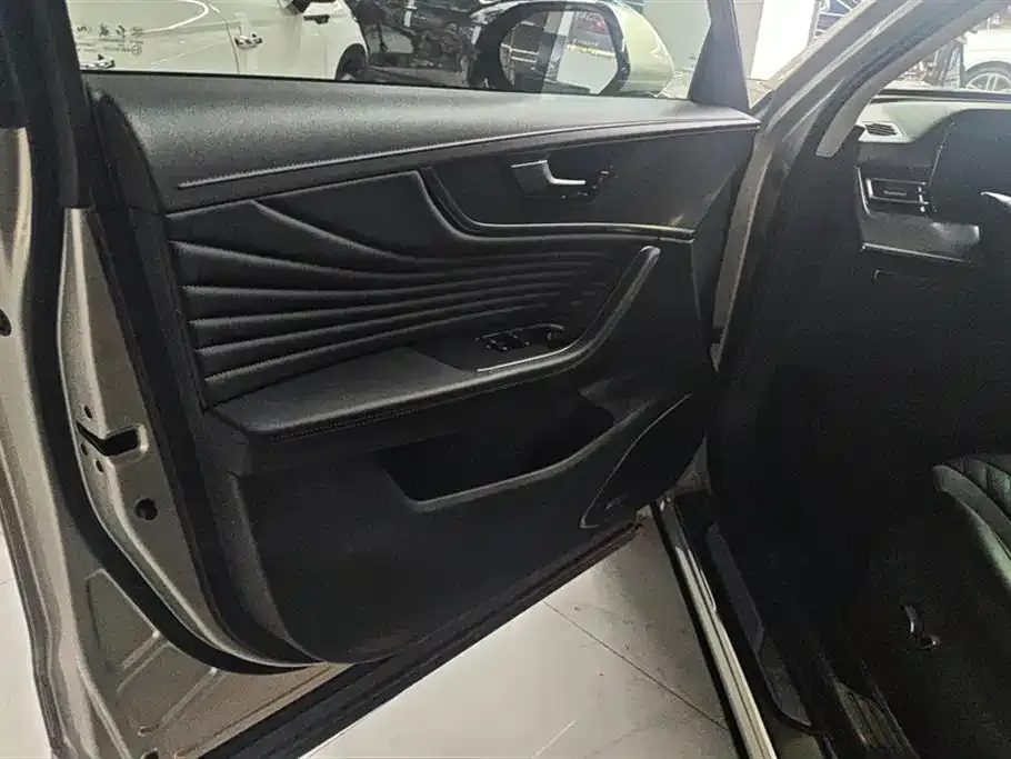 Hongqi HS5 2023 из CN, фото 2