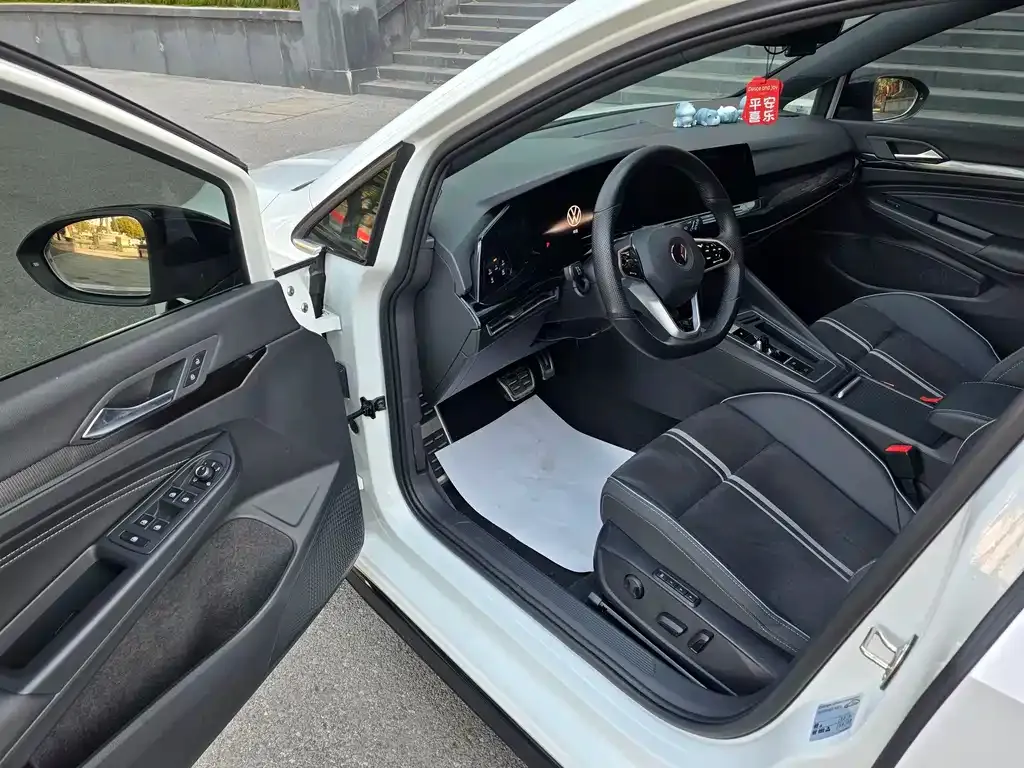 Volkswagen Golf 2023 из CN, фото 4