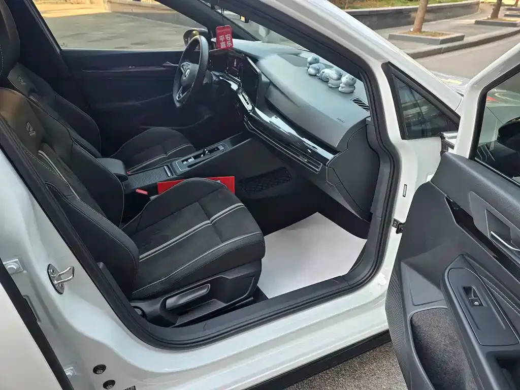 Volkswagen Golf 2023 из CN, фото 9