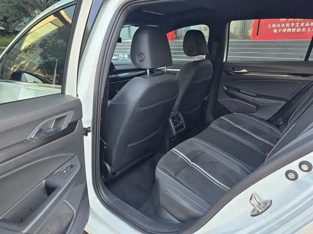 Volkswagen Golf 2023 из CN, фото 3