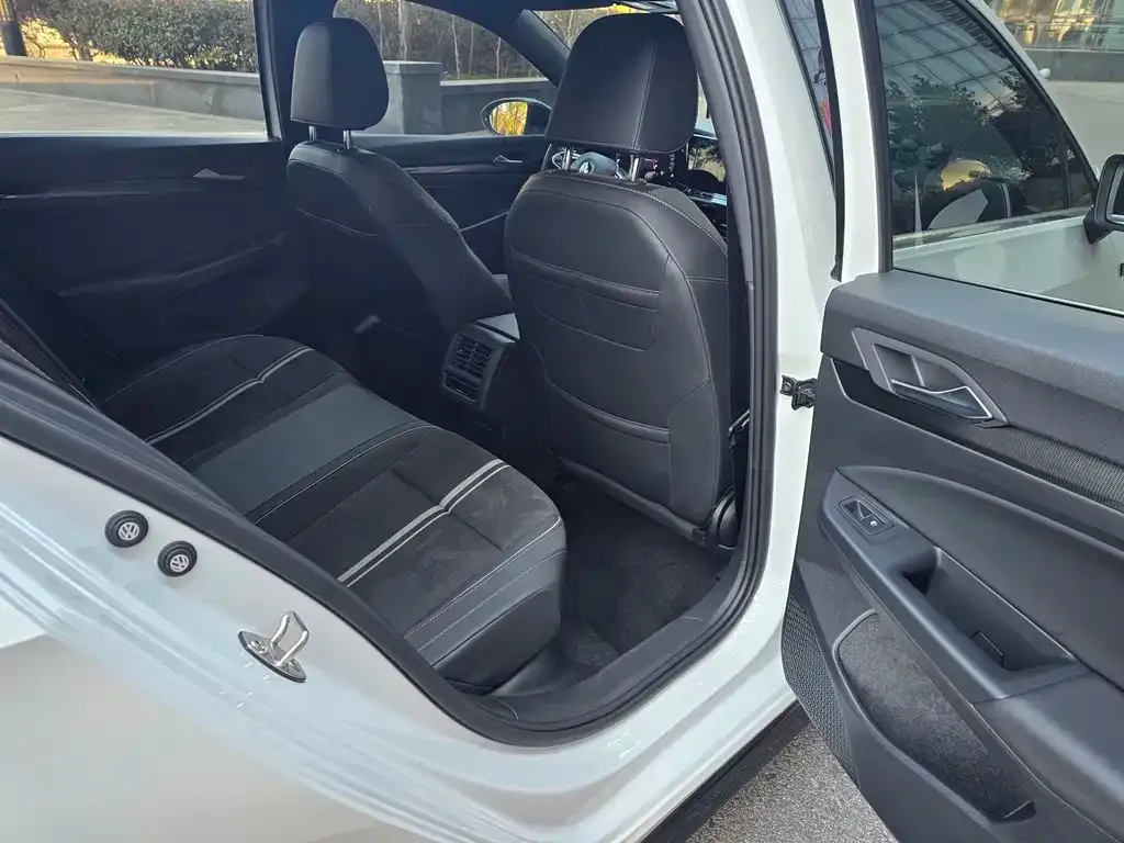 Volkswagen Golf 2023 из CN, фото 5