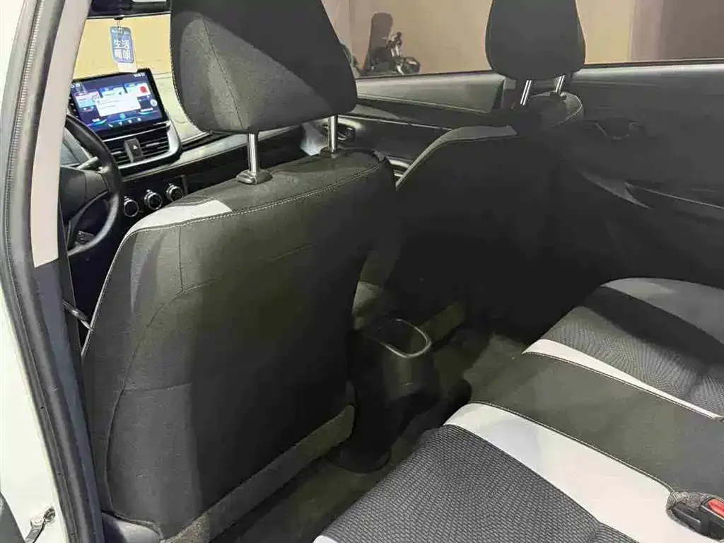Toyota Yaris L — фото 8