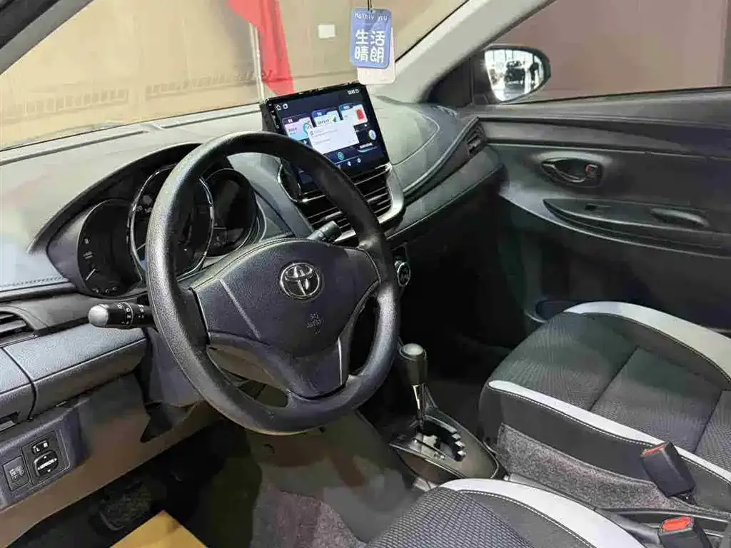 Toyota Yaris L — фото 3