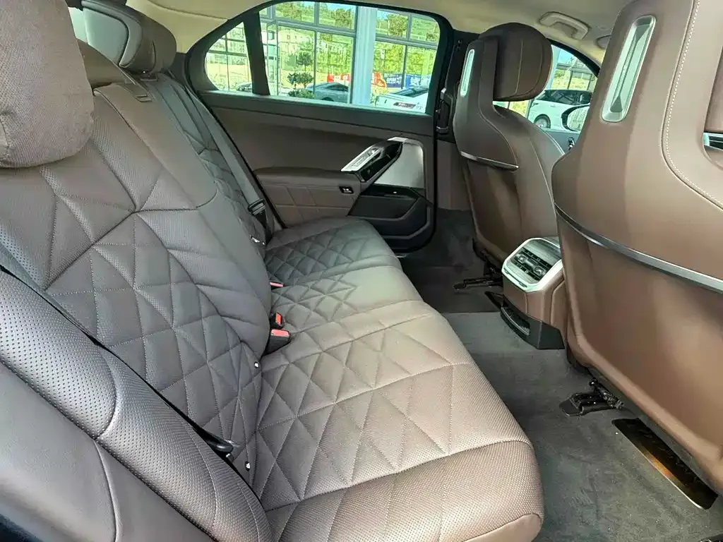 BMW 7 Series 2024 из CN, фото 6
