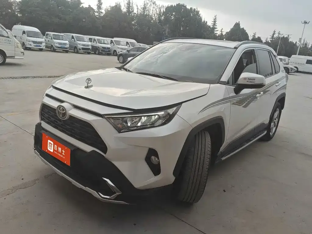 Toyota RAV4 — фото 1