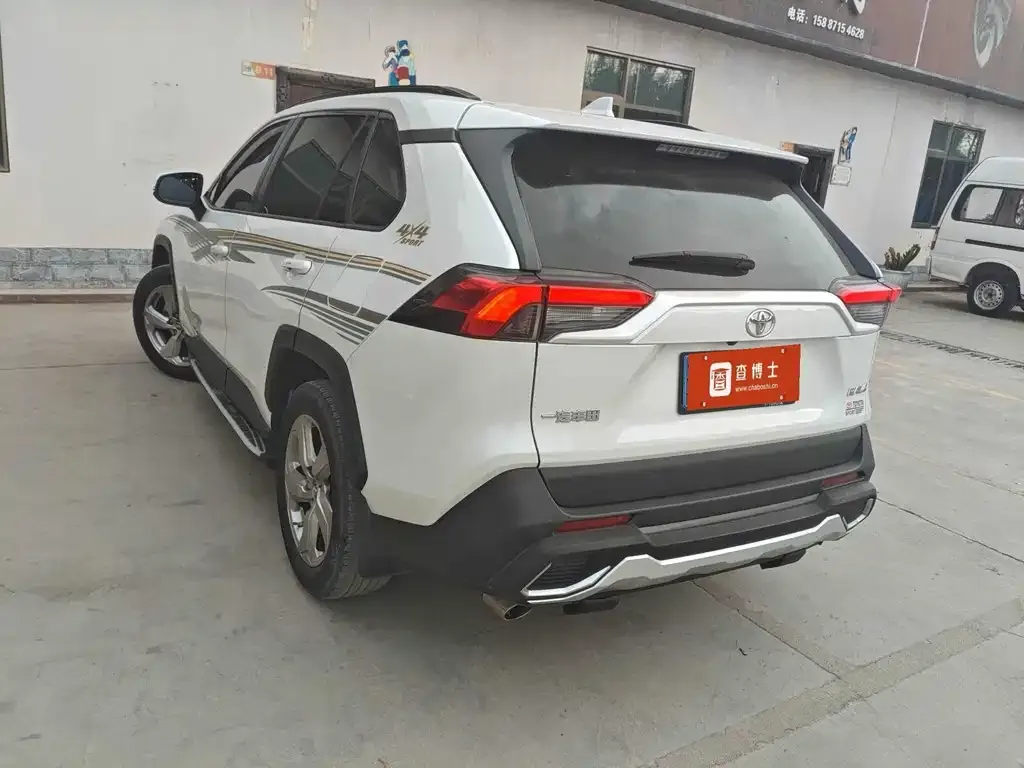 Toyota RAV4 — фото 5