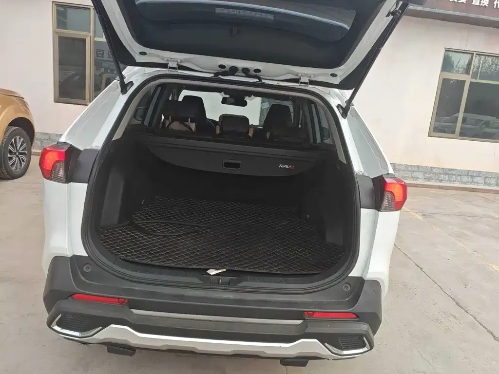 Toyota RAV4 — фото 8