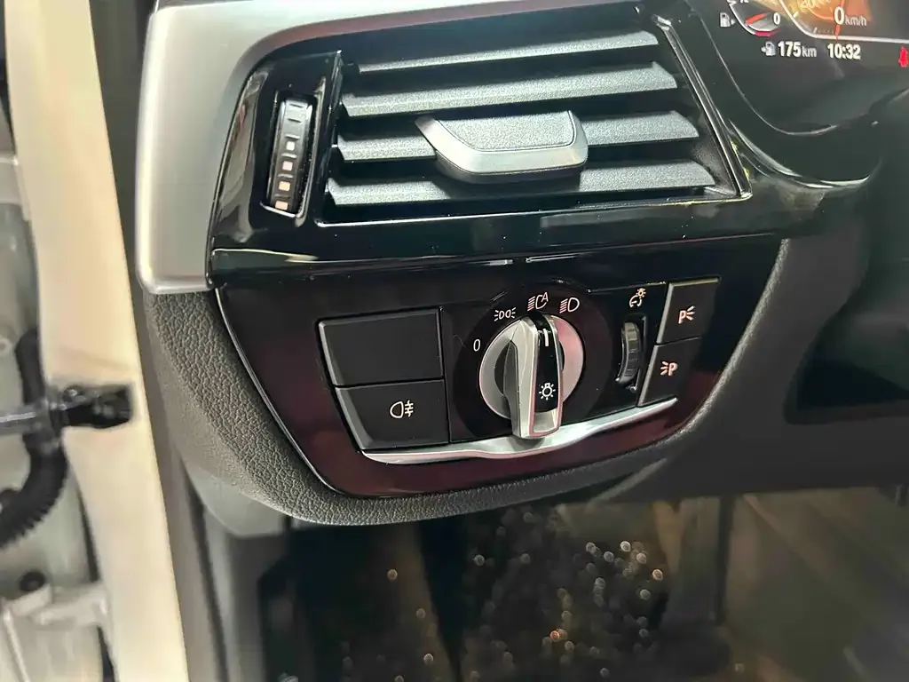 BMW 5 Series 2023 из CN, фото 8