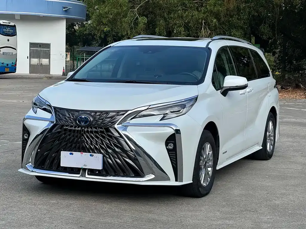 Toyota Sienna 2023 из CN, фото 1