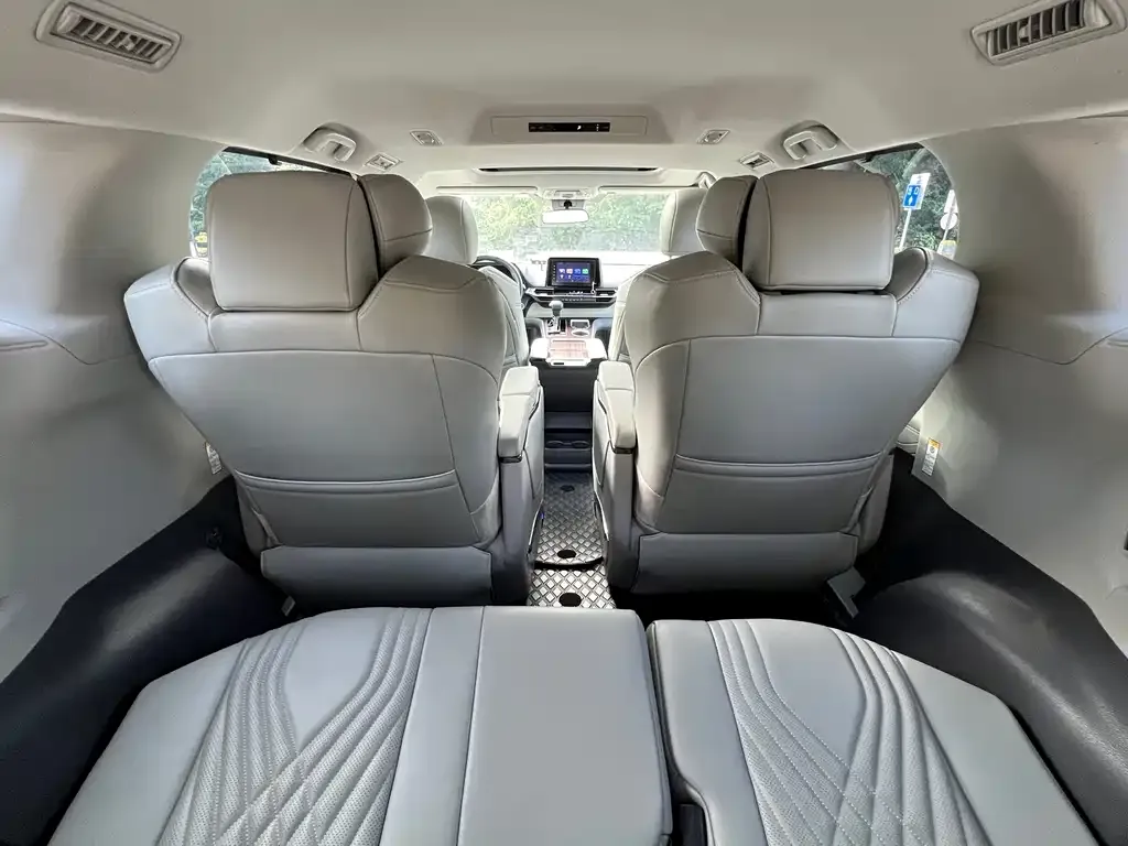 Toyota Sienna 2023 из CN, фото 4