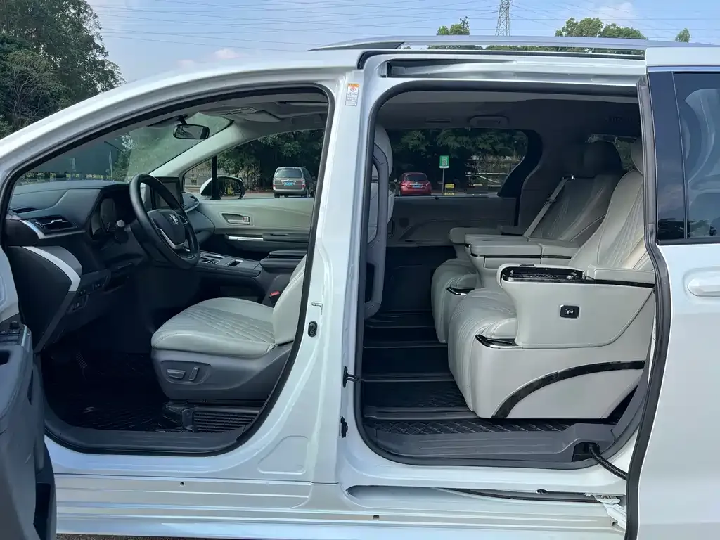 Toyota Sienna 2023 из CN, фото 6