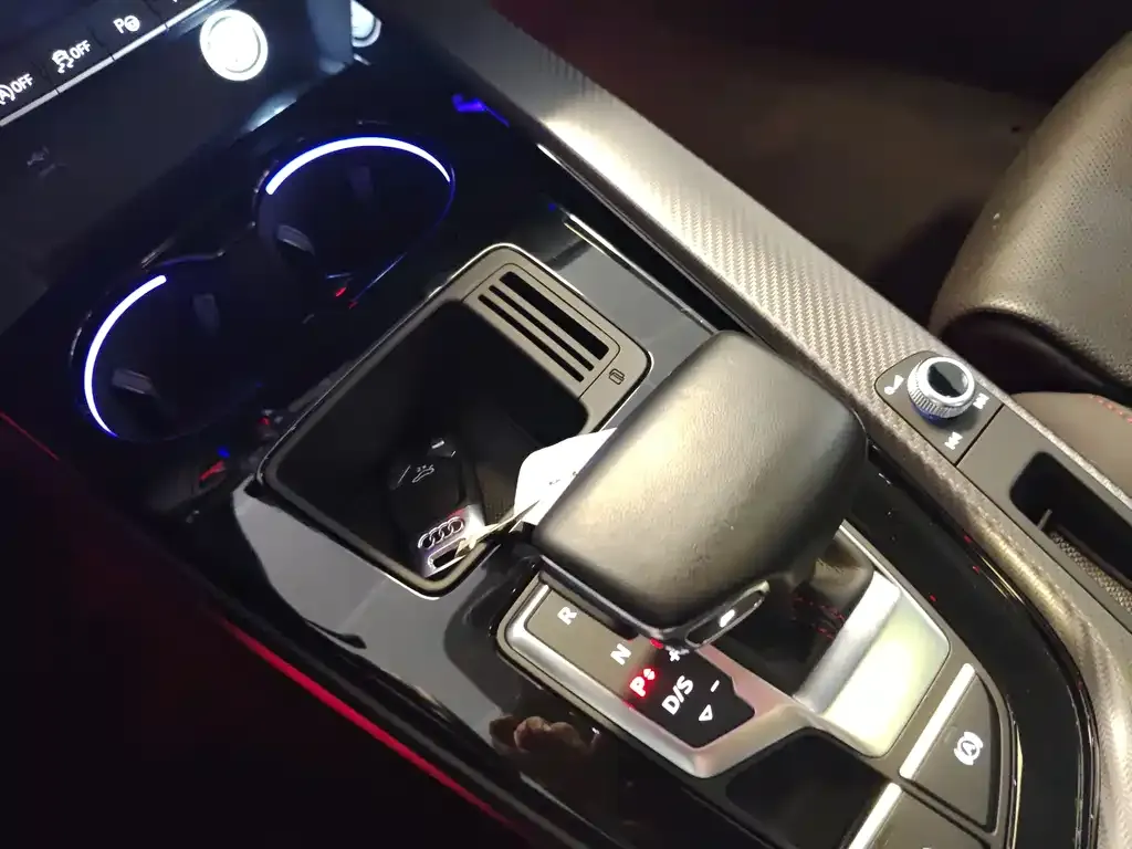Audi A4L 2022 из CN, фото 9