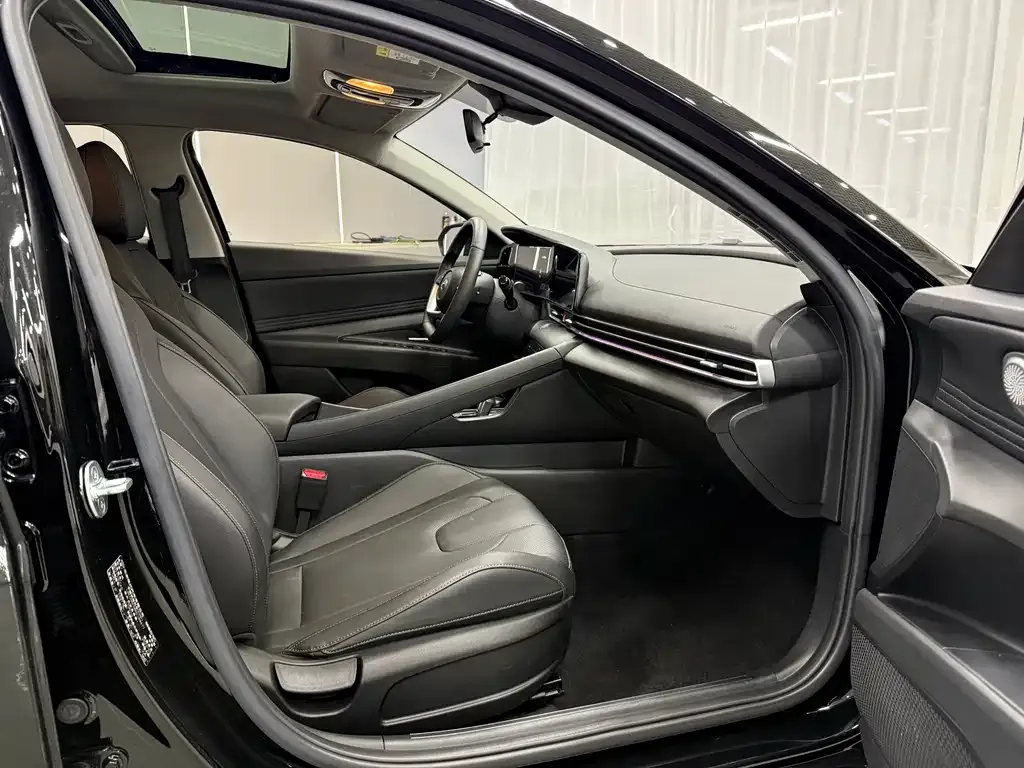 Hyundai Elantra 2022 из CN, фото 3