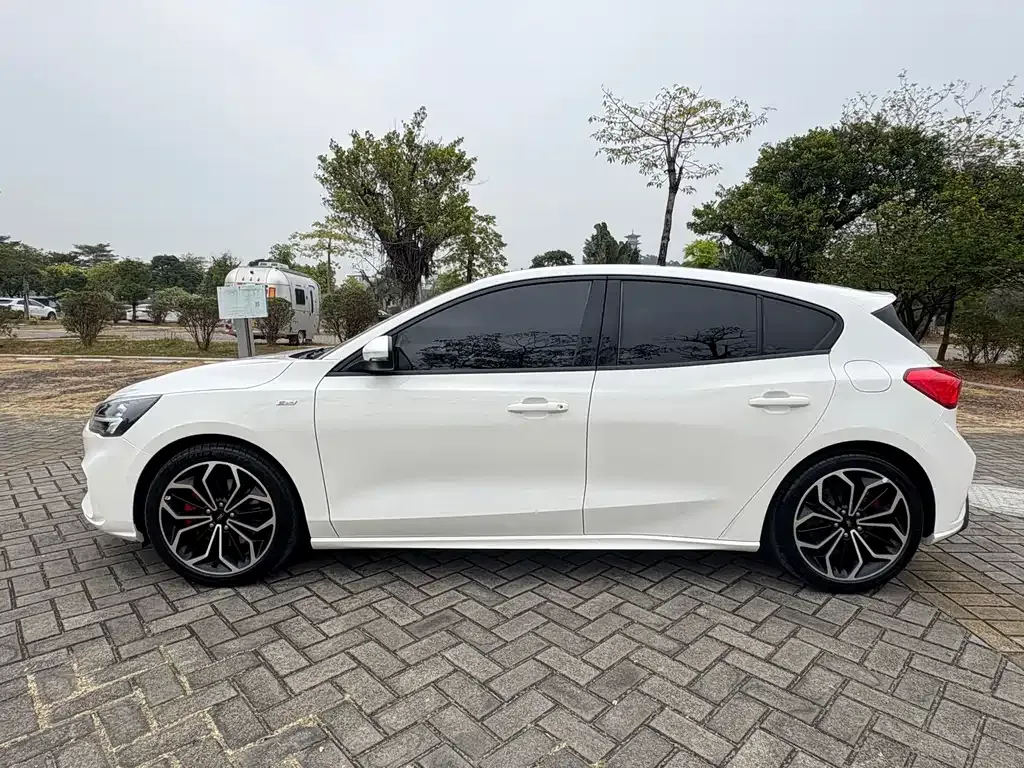 Ford Focus 2022 из CN, фото 7