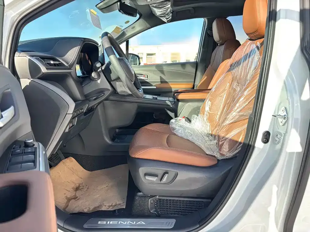 Toyota Sienna 2025 из CN, фото 2
