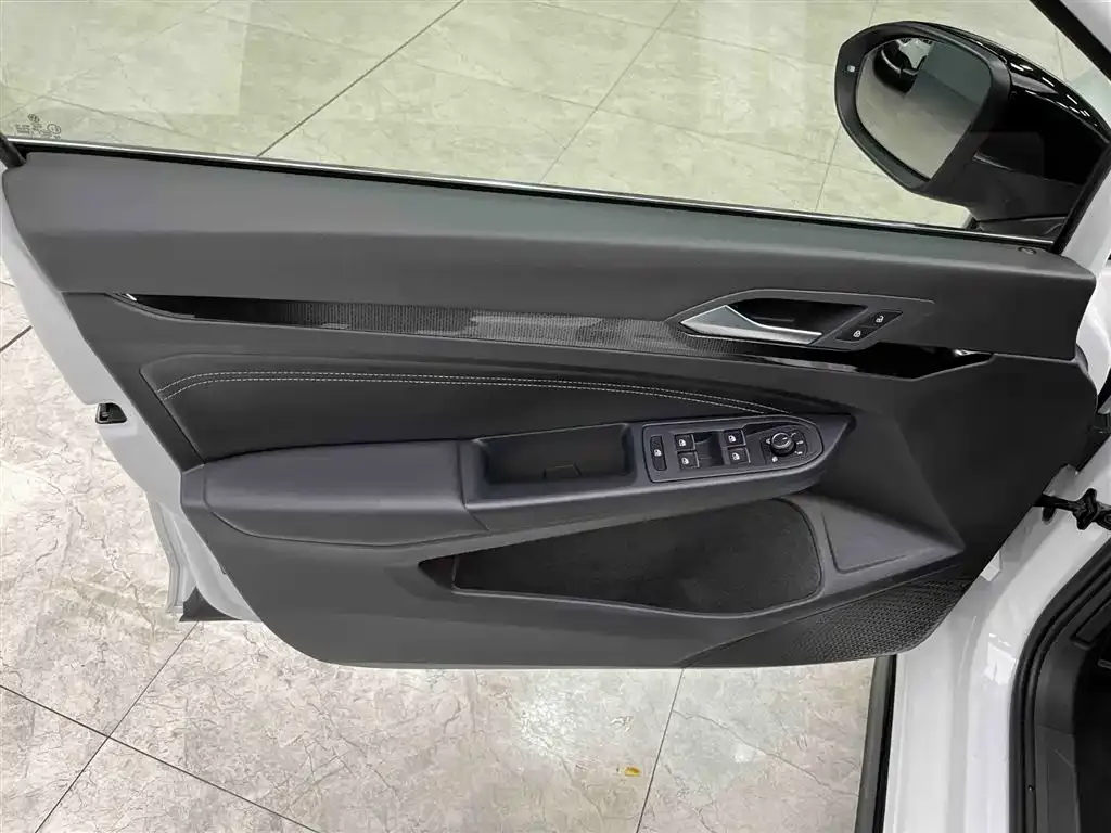 Volkswagen Golf 2022 из CN, фото 10