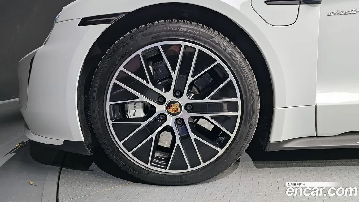 Porsche Taycan 2021 из KR, фото 5
