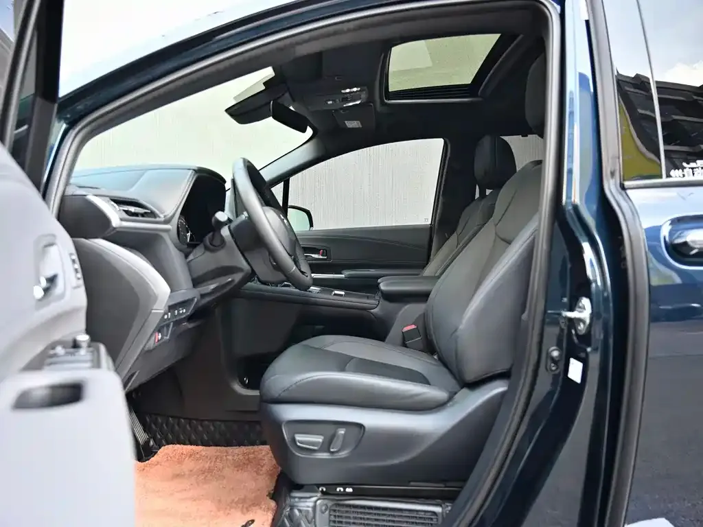 Toyota Granvia 2023 из CN, фото 2