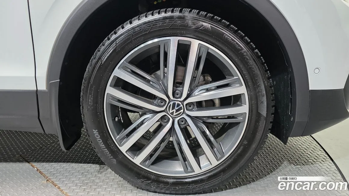 Volkswagen Tiguan — фото 10