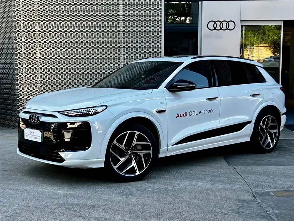 Audi Q6L e-tron — фото 1