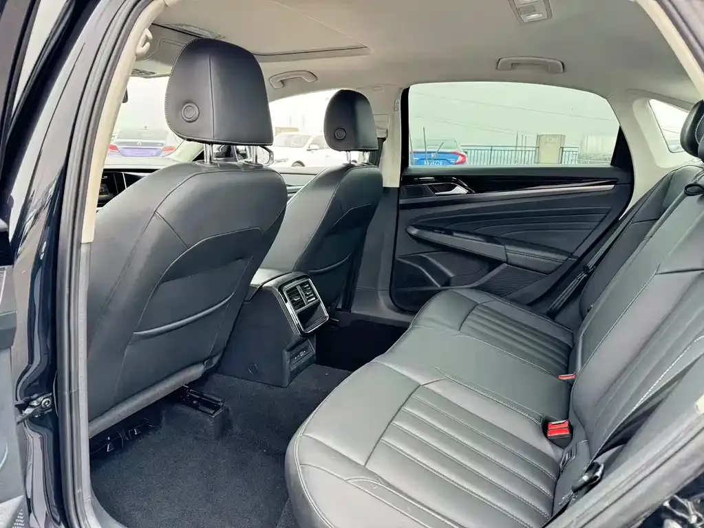 Volkswagen Passat 2023 из CN, фото 8