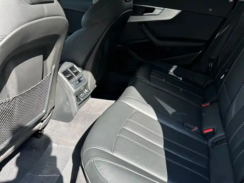 Audi A4L 2023 из CN, фото 3