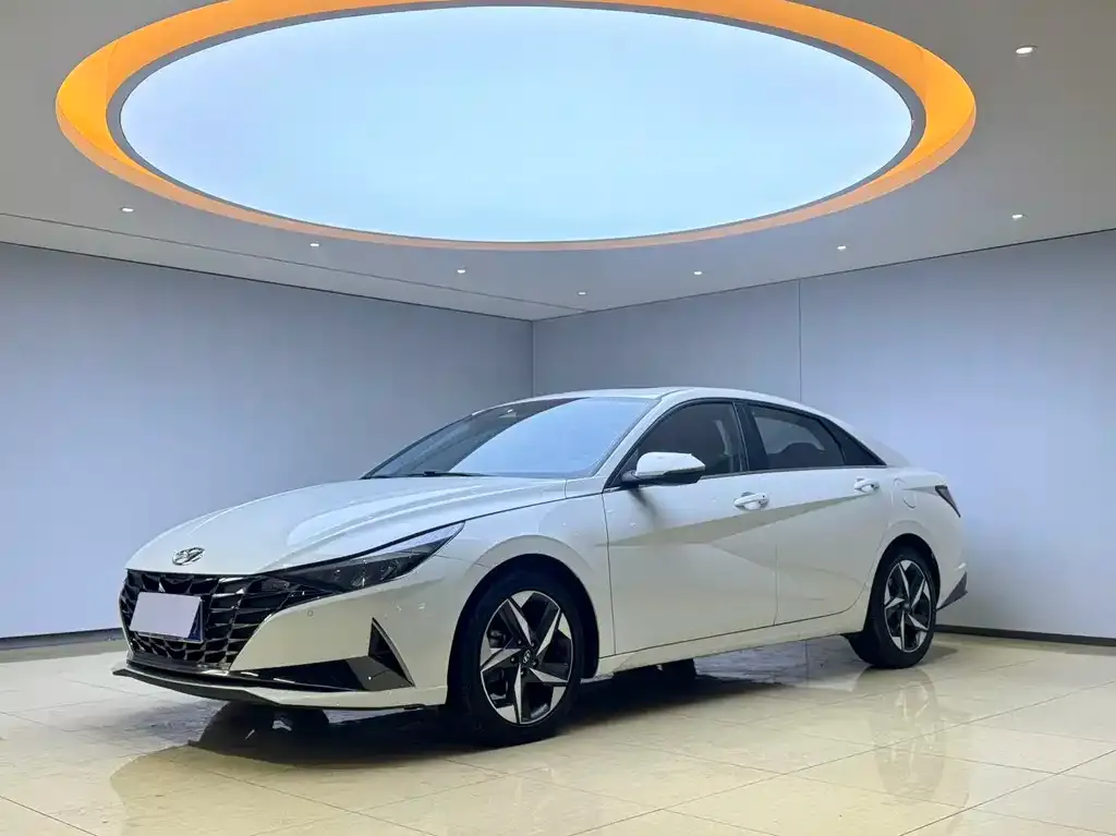 Hyundai Elantra — фото 1