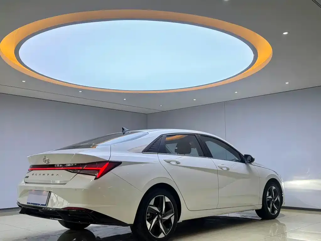 Hyundai Elantra — фото 10