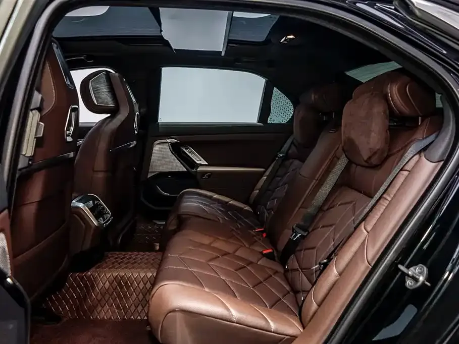 BMW 7 Series 2023 из CN, фото 10