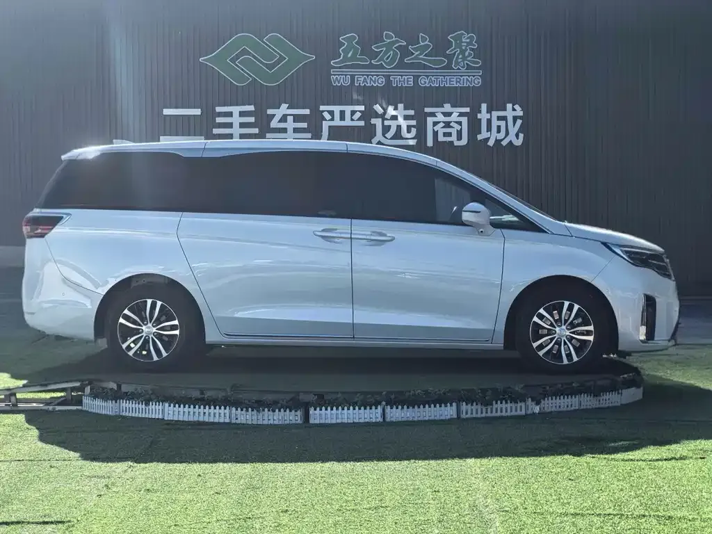 Buick GL8 2023 из CN, фото 3