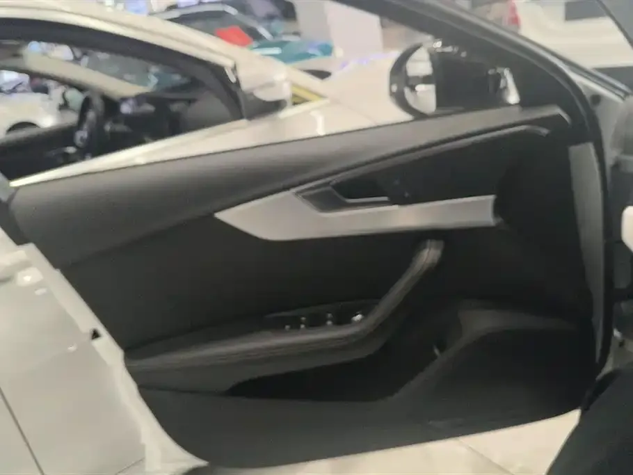 Audi A4L 2023 из CN, фото 2