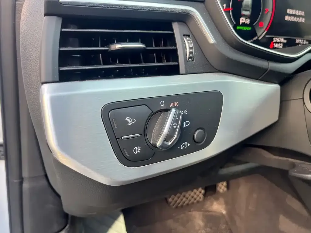 Audi A4L 2023 из CN, фото 6