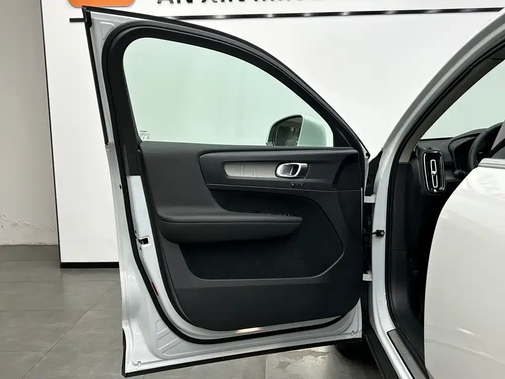 Volvo XC40 2024 из CN, фото 7