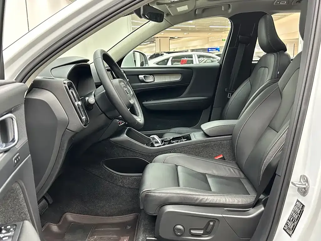 Volvo XC40 2024 из CN, фото 8