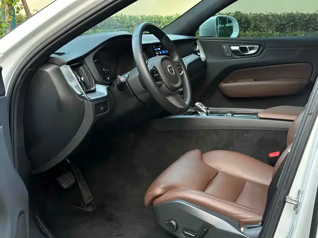 Volvo XC60 2023 из CN, фото 5
