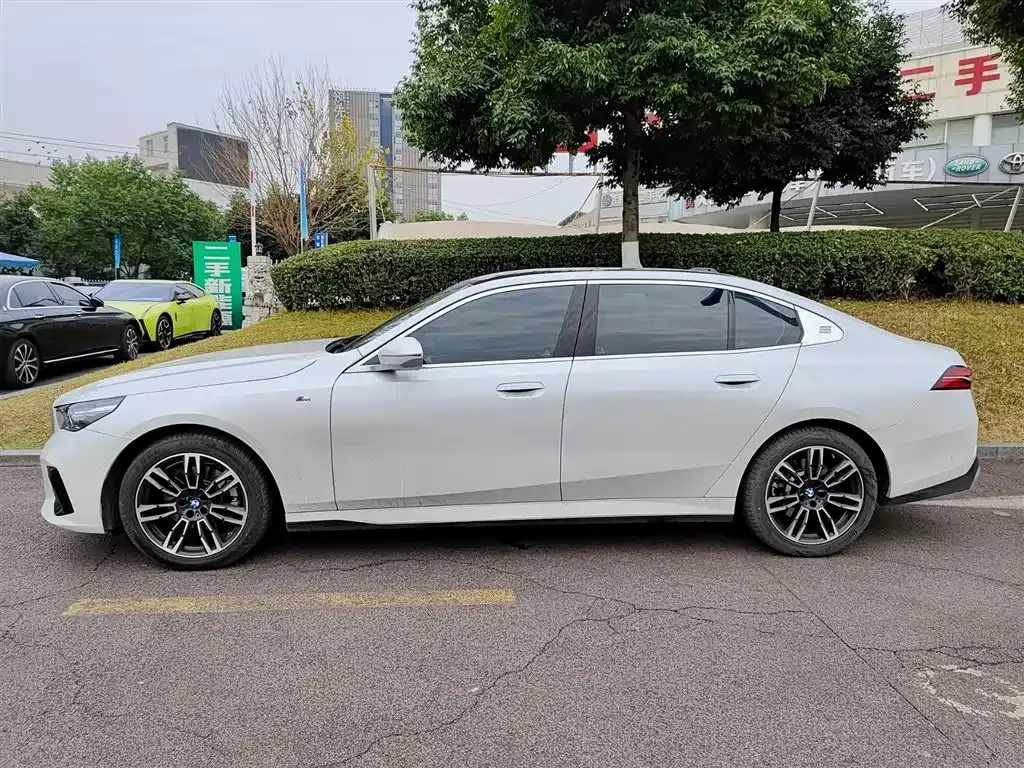 BMW 5 Series 2024 из CN, фото 8