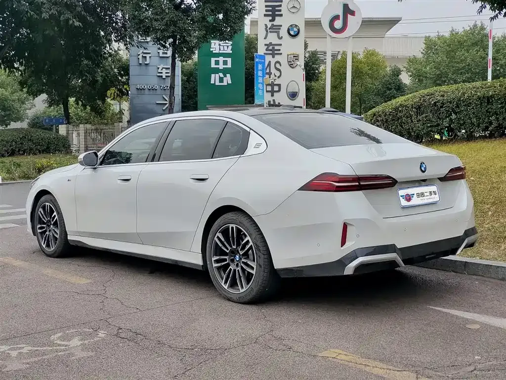 BMW 5 Series 2024 из CN, фото 9
