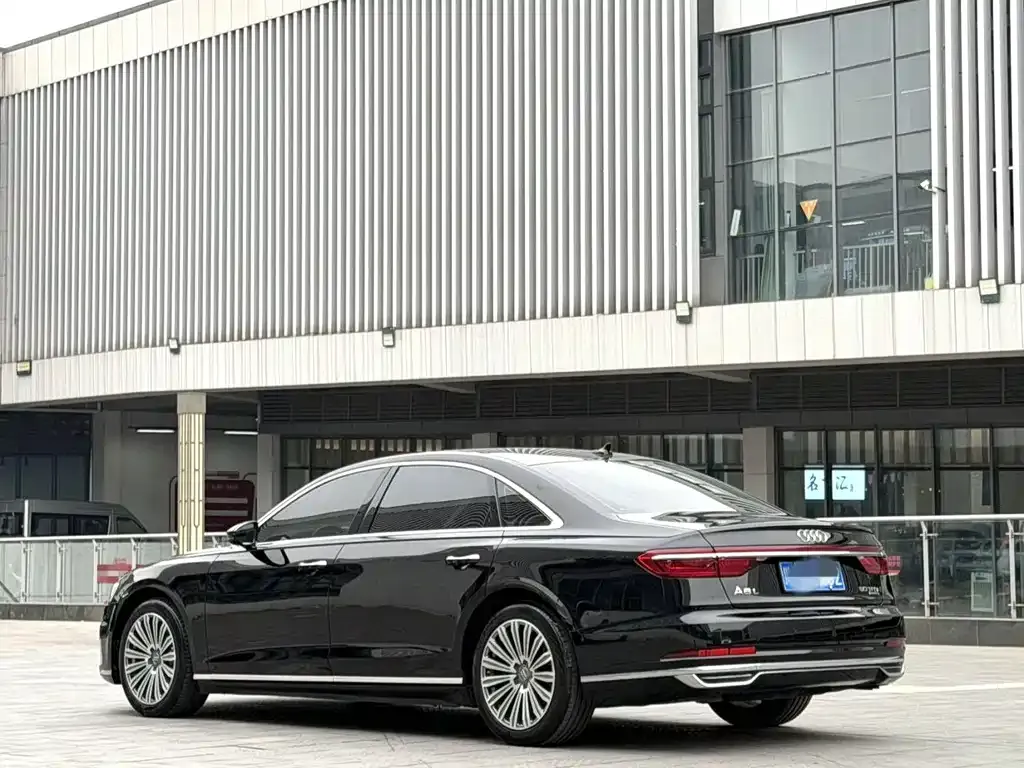 Audi A8 — фото 7