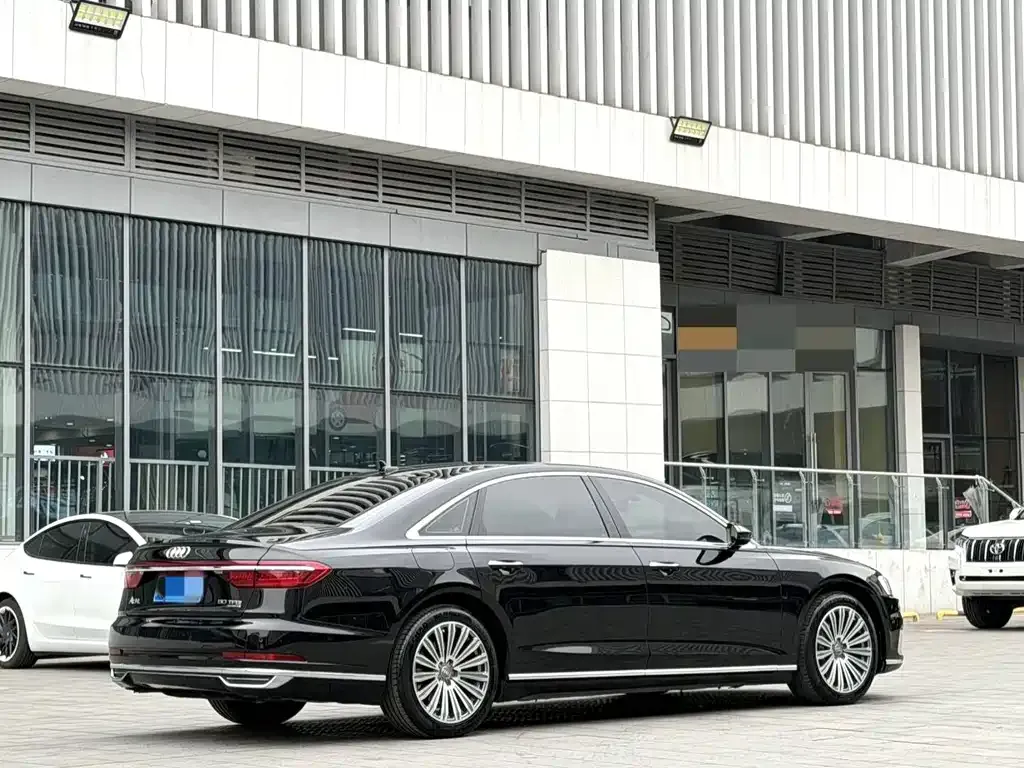Audi A8 — фото 9